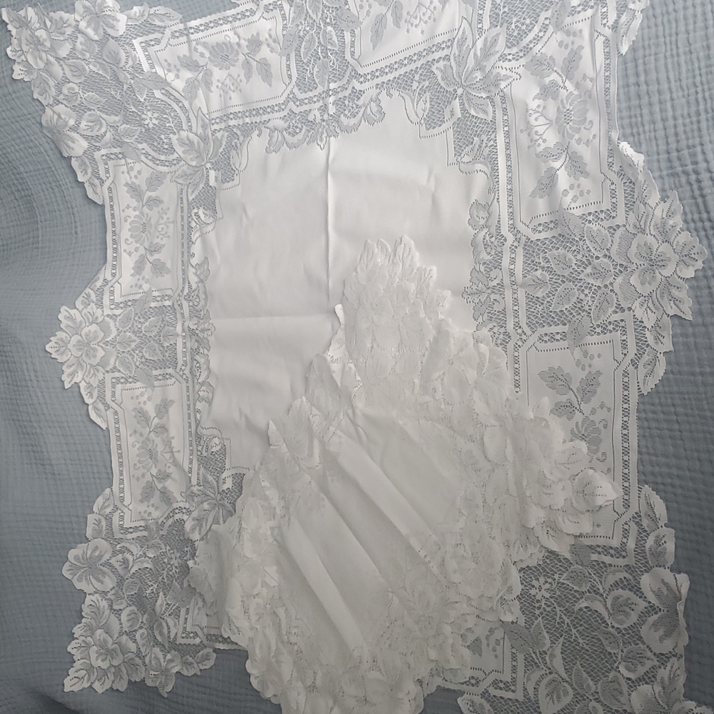 White lace table accent & 4 placemats